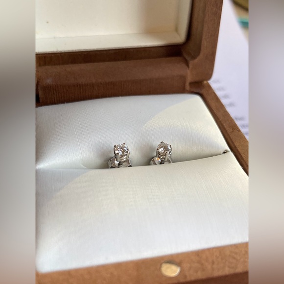 BRAND NEW ! 14K WHITE GOLD DIAMOND STUD EARRINGS ( 0,16 oct.) - Picture 5 of 17